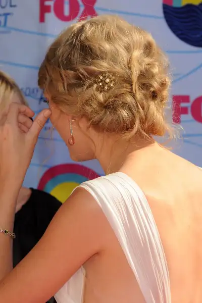 Taylor Swift Shines Bright at the Teen Choice Awards in California