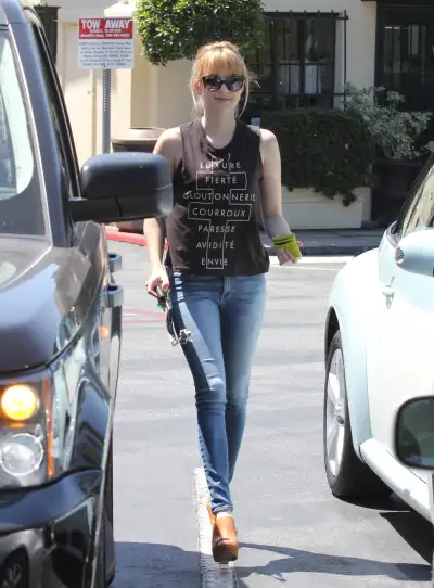 Emma Roberts's Hollywood Stroll: Blonde Beauty on the Walk of Fame