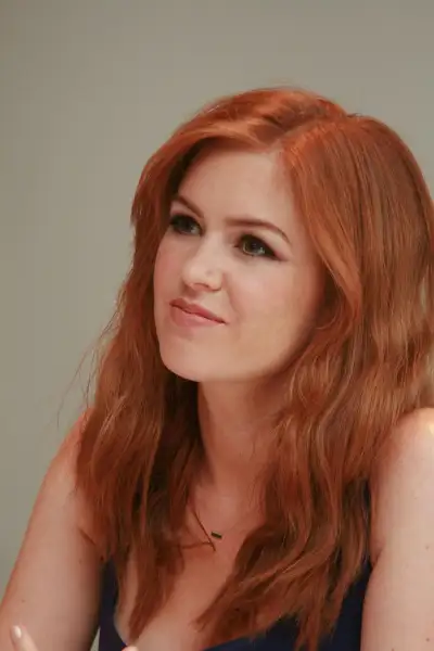 Isla Fisher's Radiant Appearance at the Bachelorette Press Conference Portraits