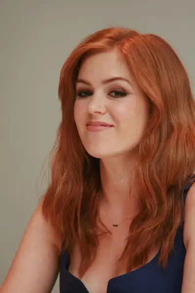 Isla Fisher's Radiant Appearance at the Bachelorette Press Conference Portraits