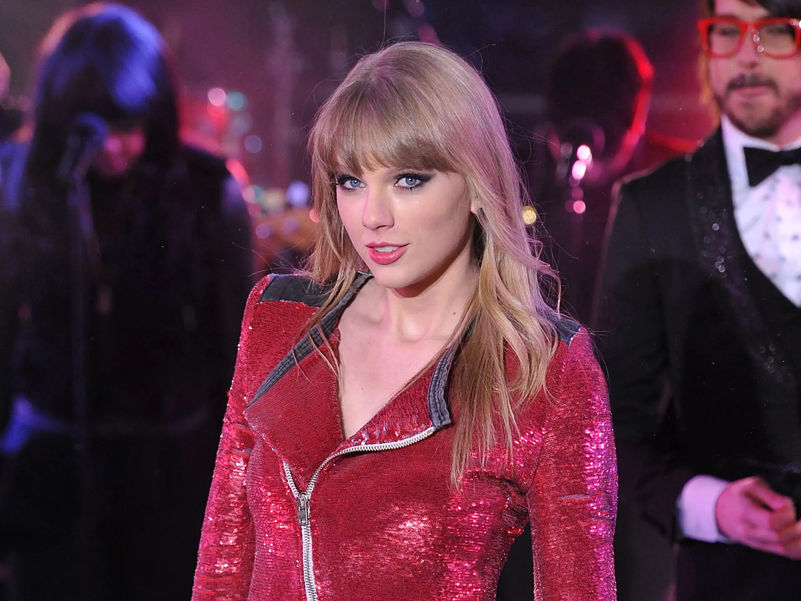 Тейлор свифт личный самолет. Тэйлор свифт с наградами за 1989. Taylor swift new year. Taylor swift new year. Тейлор свифт.